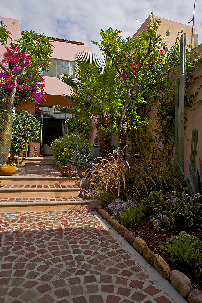 Home entrance through the garden